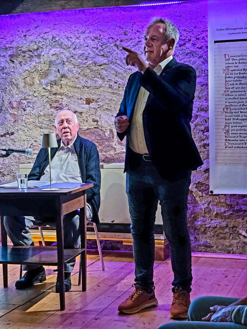 Bürgermeisterstellvertreter Roland Rädle bei seinem Grußwort. Links ist Horst Sommer zu sehen