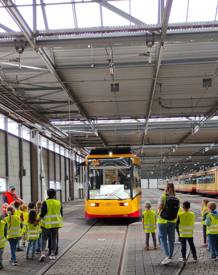 Bei einem Notfall zieht der Bahnfahrer die Notbremse. Das hat er uns in dem gro&szlig;en Betriebshof vorgef&uuml;hrt. Wow!
