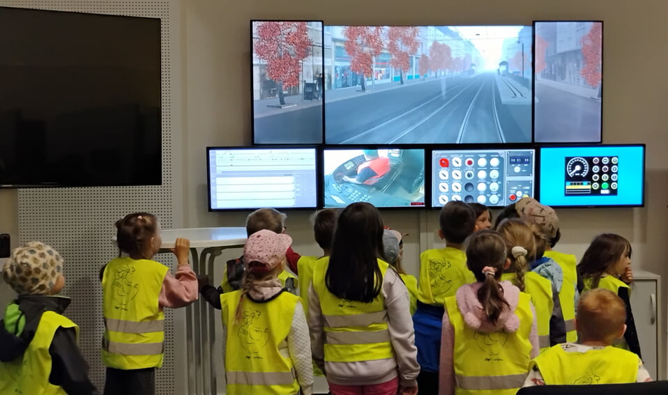 An diesem gro&szlig;en Bildschirm kann man &uuml;ben mit einer "richtigen" Stra&szlig;enbahn zu fahren.Cool!
