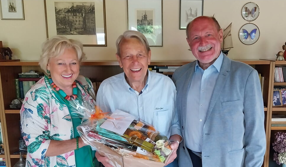 Ingeborg Haese-Sandner überreicht dem vitalen Jubilar einen Geschenkkorb.
