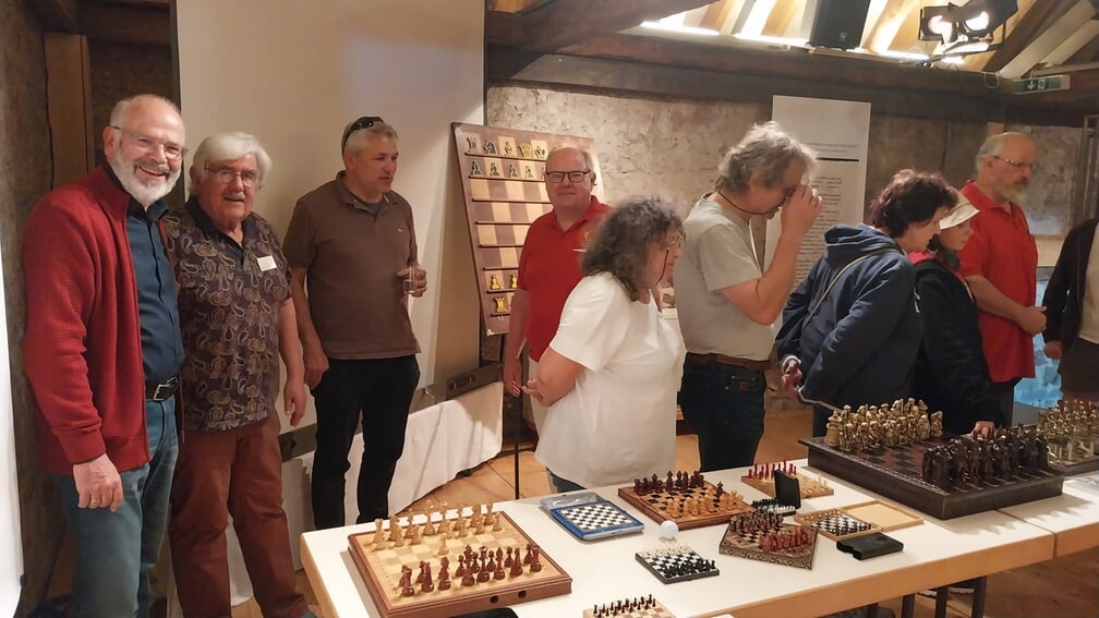 Die Organisatoren der Veranstaltung, Wieland Mitschele und Joachim Bartmann konnten viele Schachinteressierte begr&uuml;&szlig;en, u.a. OV Nowotny, 3. v.l.