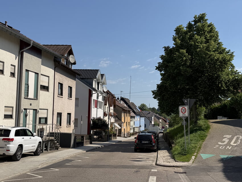 Blick auf die Remchinger Straße. Sie liegt im Zentrum des Sanierungsbereiches für den ein Förderantrag gestellt werden soll. Foto: Gemeinde Karlsbad