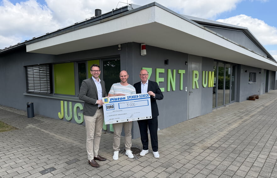 Bürgermeister Björn Kornmüller, Jugendzentrumsleiter Kai Basler und Silvio Brecht – Geschäftsführer der Piston – Gruppe freuen sich über die Spende für neue Geräte im Fitnessraum. Foto: Gemeinde Karlsbad