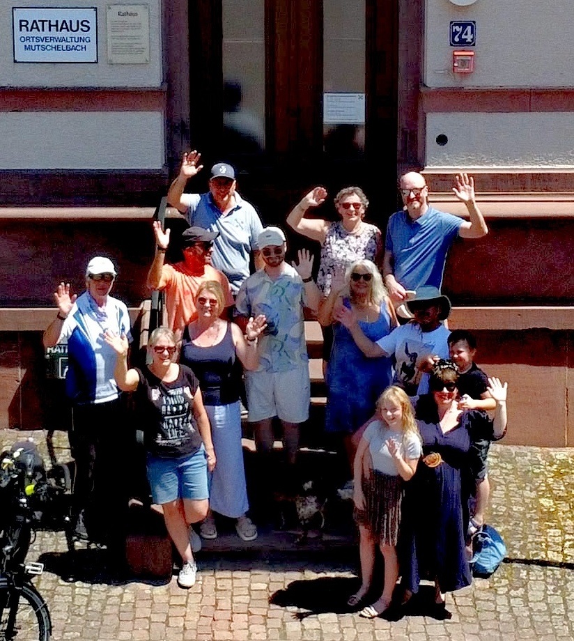 Teilnehmer/innen beim Start vor dem Rathaus