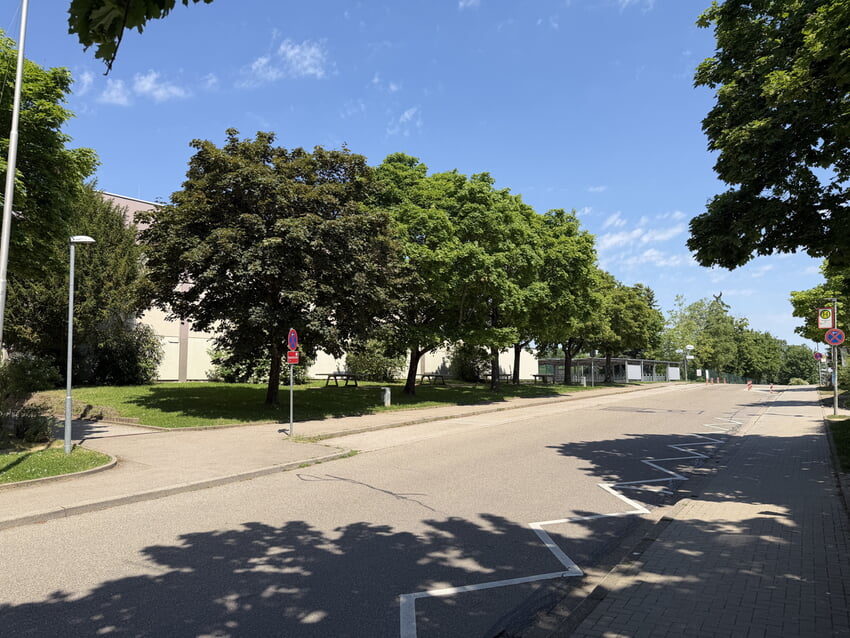Blick auf die im Gemeinderat beratenen Bereiche im Schulzentrum Karlsbad-Langensteinbach mit Fußgängerverkehr. Fotos: Gemeinde Karlsbad