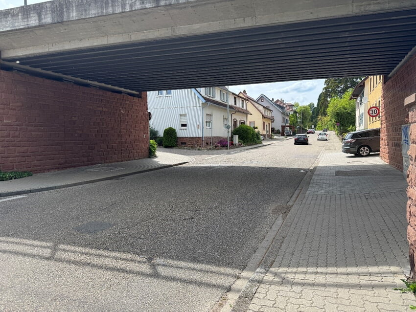 Grundlage für einen Antrag auf einen Fußgängerüberweg in der Ettlinger Straße unter der Straßenbahnbrücke ist eine erneute Verkehrszählung nach Abschluss der Baustelle in Waldbronn-Reichenbach. Foto: Gemeinde Karlsbad