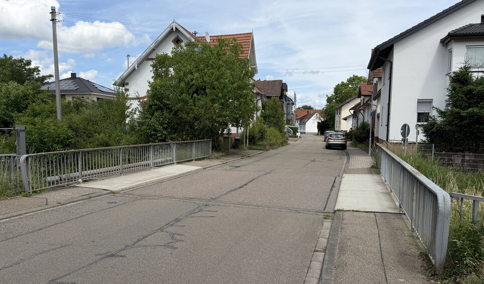 Die Fotos zeigen den Zustand der zu sanierenden Bereiche Straße und AVG-Brücke. Fotos: Gemeinde Karlsbad
