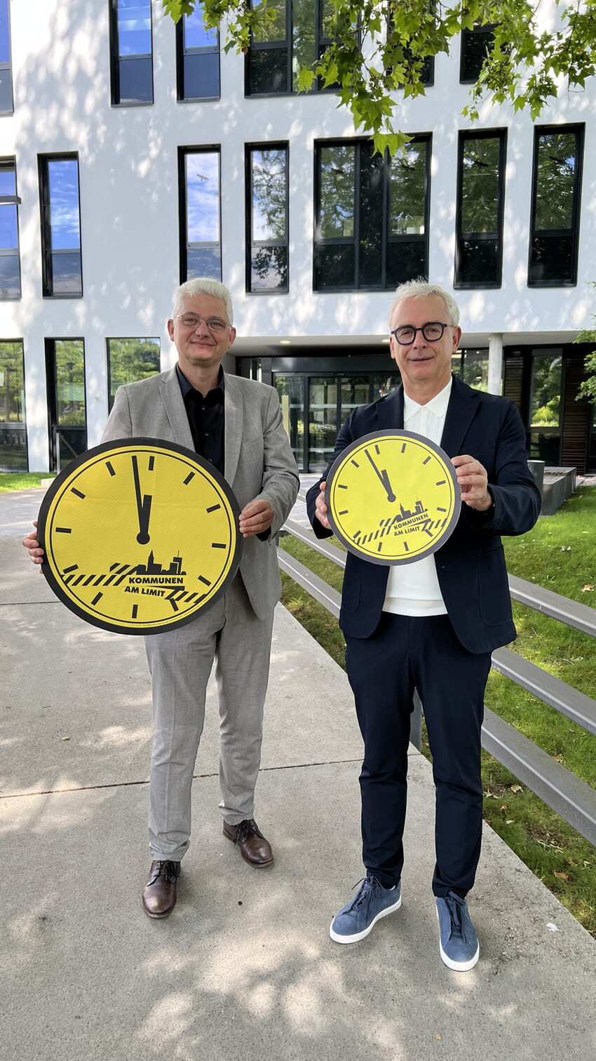 Symbolisch bleibt das Landratsamt zum bundesweiten Aktionstag um 11.55 Uhr geschlossen mit der Botschaft „Es ist Fünf vor Zwölf“ – hier Landrat Dr. Christoph Schnaudigel mit Finanzdezernent Ragnar Watteroth vor dem Gesundheitsamt.