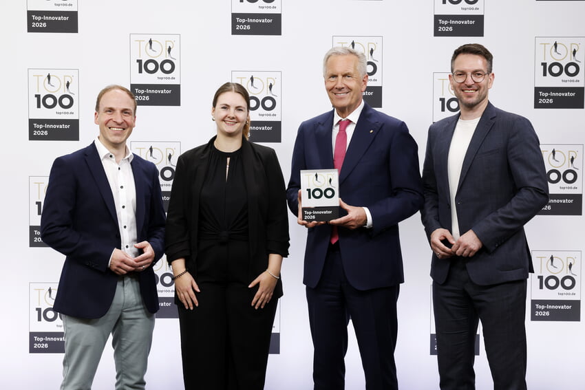 Preisübergabe bei der Top100 Gala: Geschäftsführer Patrick Röhrnbacher und Melina Gauss von der Dätwyler Pharma Packaging Deutschland GmbH erhalten den Innovations-Preis von Bundespräsident a.d. Christian Wulff und Bürgermeister Björn Kornmüller