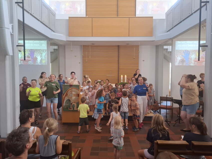 Lobpreisandacht in der Kirche , alle machen mit