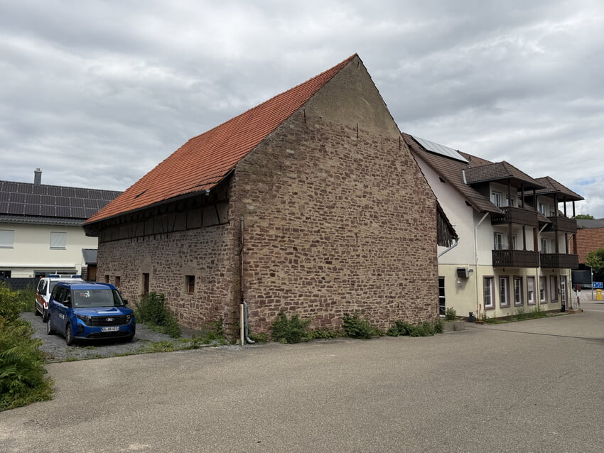 Die Fotos zeigen die ehemalige Pension am Rathaus von der Stra&szlig;enseite und von innen her. Fotos: Gemeinde Karlsbad