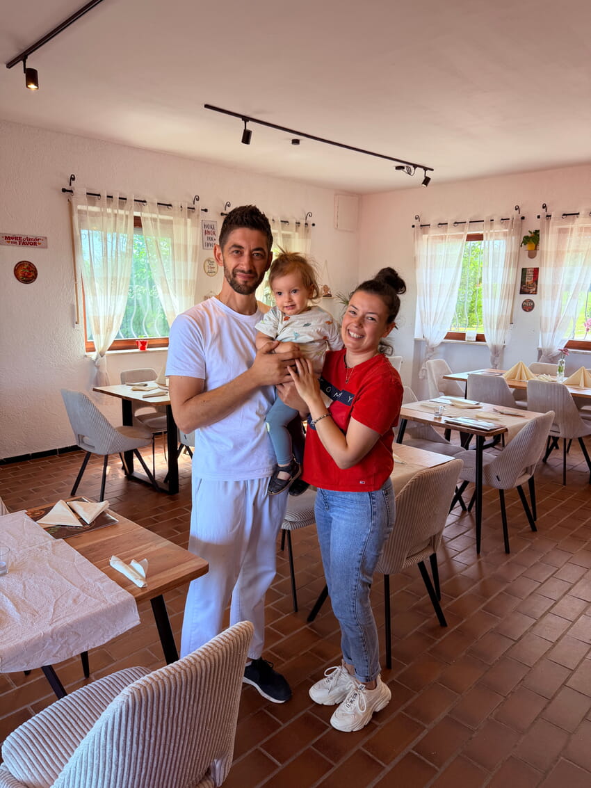Enea und Aisha Kararaj mit ihrem Sohn im neugestalteten „More Amore"