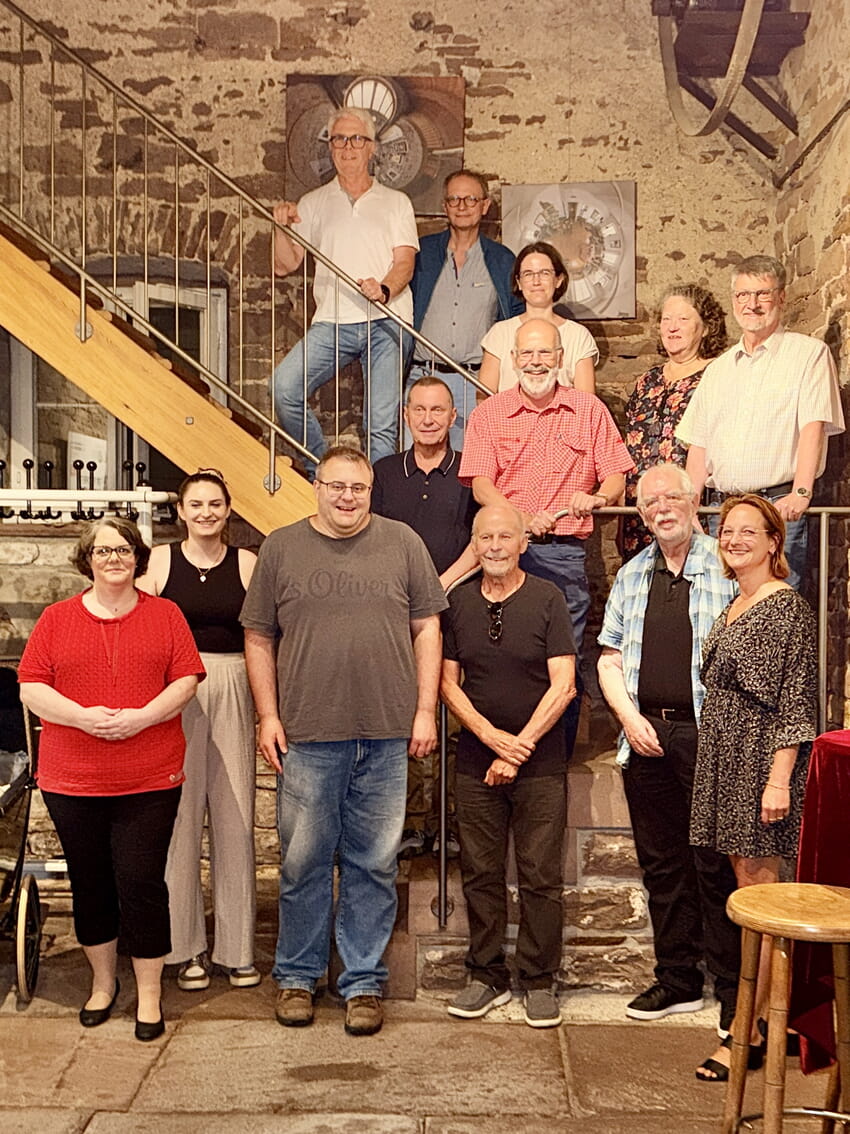 Der neugewählte Gesamtvorstand des Heimatvereins. Unten: Jasmin Knöller, Lara Haffner, Jan-Felix Rieger, Arno Rieger, Gerhard Becker, Heidi Ochs; erster Treppenabsatz: Rolf Burkhard, Günter Denninger, Gisela Stumm, Walter Stoll; Treppe oben: Dr. Udo Blaschke, Dr. Jürgen Moosburger, Sarah Bischoff (jeweils v.l.n.r.)