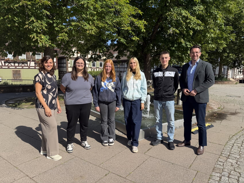 Bürgermeister Björn Kornmüller (rechts) und Patricia Gorlo (links, Schul- und Kindergartenverwaltung) verabschiedeten die Freiwilligen. Foto: Gemeinde Karlsbad