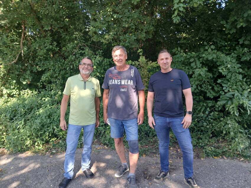 Dominik Guthier (stellv. Sachgebietsleiter Umwelt/Technik) und Ortsvorsteher Joachim Karcher hei&szlig;en Raimund Welte an seiner neuen Wirkungsst&auml;tte willkommen.