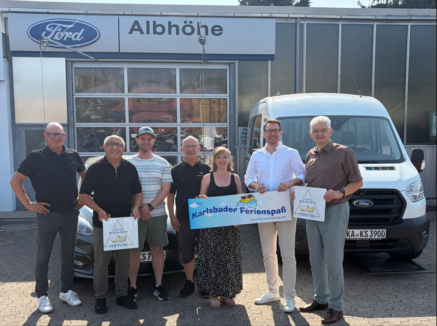 V.l. Vertreterinnen und Vertreter des Autohauses Albhöhe und des Ferienspaßes mit Bürgermeister Björn Kornmüller und dem Vorsitzenden der Karl & Hilde Holzschuh Stiftung – Ragnar Watteroth. Foto: Autohaus Albhöhe
