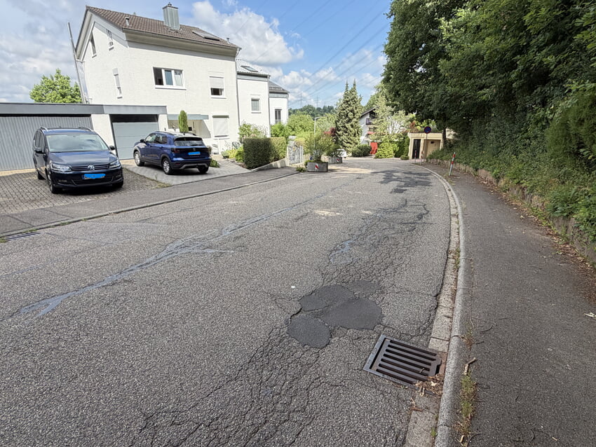 Die Fotos zeigen die sanierungsbedürftige Wilhelm-Roether-Straße an verschiedenen Stellen. Fotos: Gemeinde Karlsbad