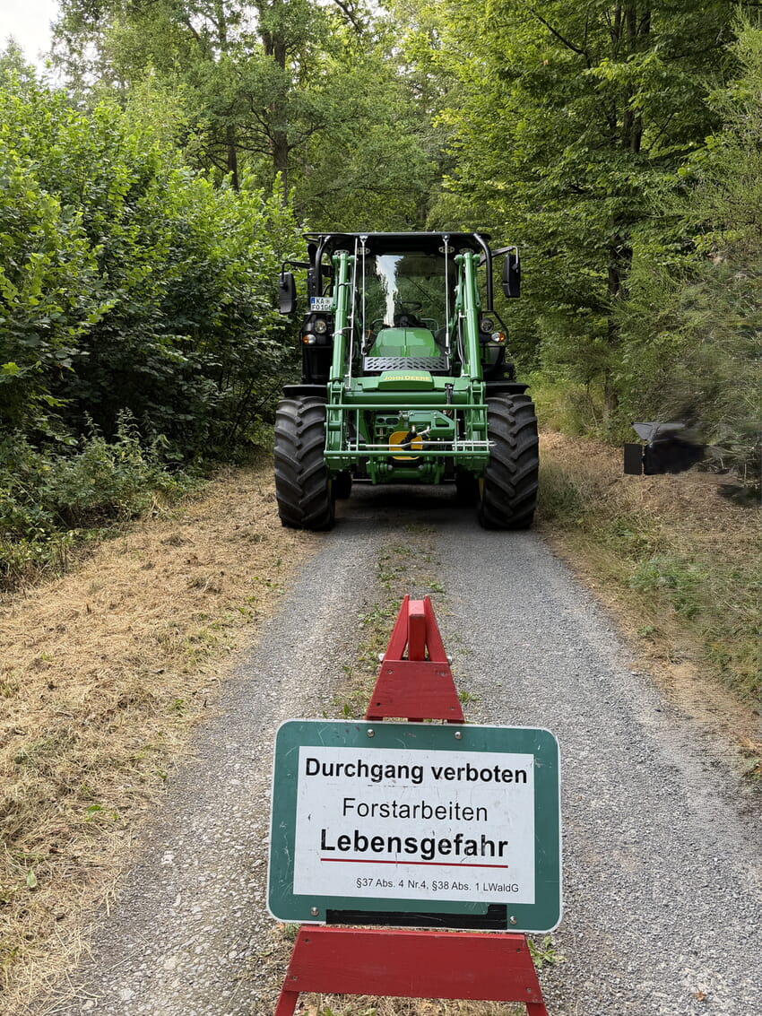 Alexander Mohr thematisierte die Gefahren und Schwierigkeiten während der Holzerntearbeiten. Sein eindringlicher Appell an alle Waldbesucherinnen und Waldbesucher: „Halten Sie sich an Absperrungen!“. Alle Fotos: Gemeinde Karlsbad