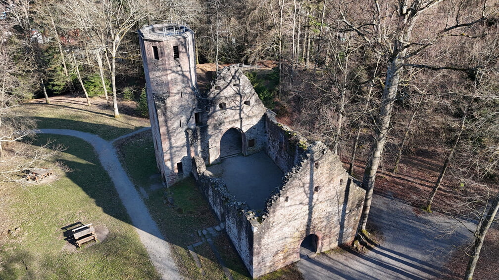 Zum Tourismus in Karlsbad geh&ouml;rt die Ruine St. Barbara. Foto: Pintilie