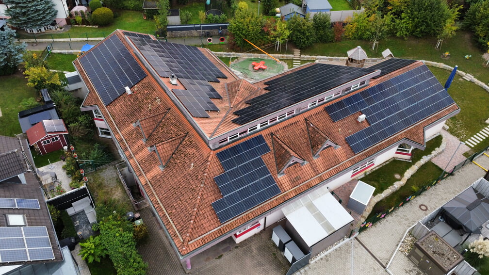 Beispiele f&uuml;r bereits realisierte Photovoltaik-Anlagen: Die Schulen in Ittersbach und die Anlage auf der Kindertagesst&auml;tte St. Franziskus. Fotos: Architekturb&uuml;ro Adler + Retzbach sowie BEG Durmersheim