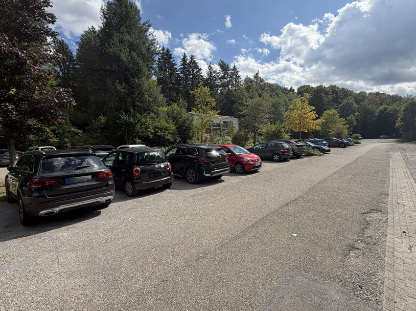 Problematisch ist die Situation am Freibadparkplatz zumindestens an heißen Tagen. Vorgesehen ist, diesen wichtigen Parkraum künftig nicht mehr kostenlos anzubieten. Foto: Gemeinde Karlsbad