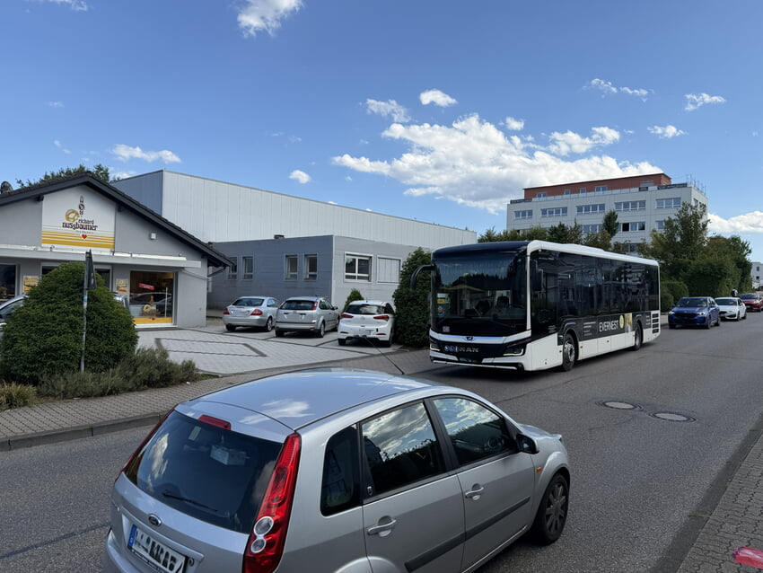 Kritisch für Radfahrer ist der Bereich vor der Filiale der Bäckerei Nussbaumer / Bushaltestelle im Gewerbegebiet Stöckmädle. Geplant ist, hier Piktogramme aufzubringen. Foto: Gemeinde Karlsbad