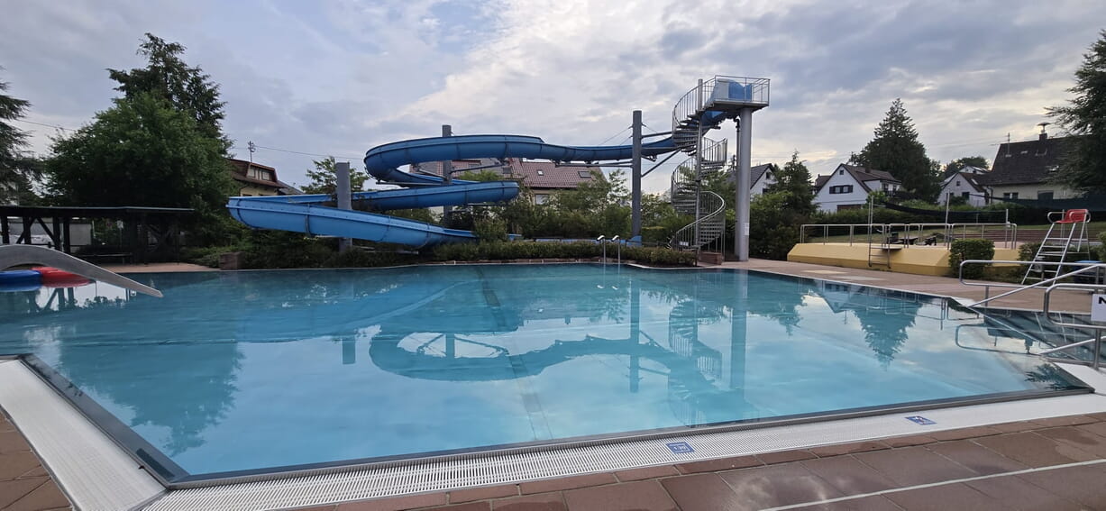 Freibad im Herbst