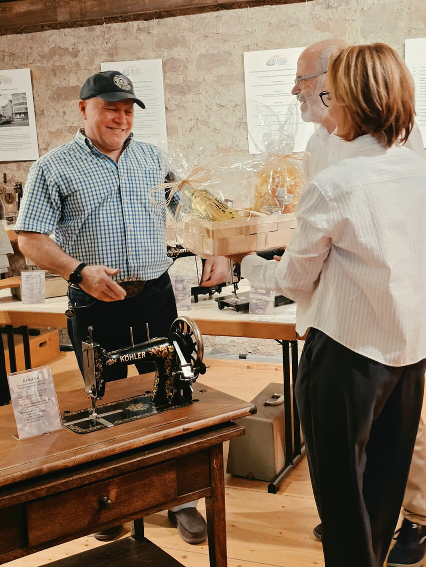Leihgeber Josef Fakesch bekommt von den Vorständen Heidi Ochs und Günter Denninger ein Geschenk überreicht