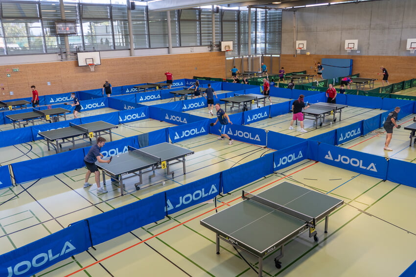 Reger Betrieb an 20 Tischen in der Becker-Halle