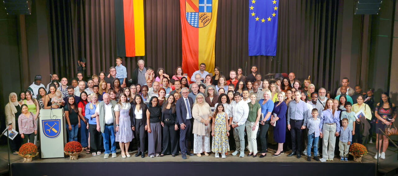 Die neuen Staatsbürgerinnen und Staatsbürger feierten im Bürgerhaus Linkenheim-Hochstetten gemeinsam mit ihren Familien sowie Vertreterinnen und Vertretern des Landkreises und der Kommunen ihre deutsche Staatsangehörigkeit. (Foto: Jörg Donecker)
