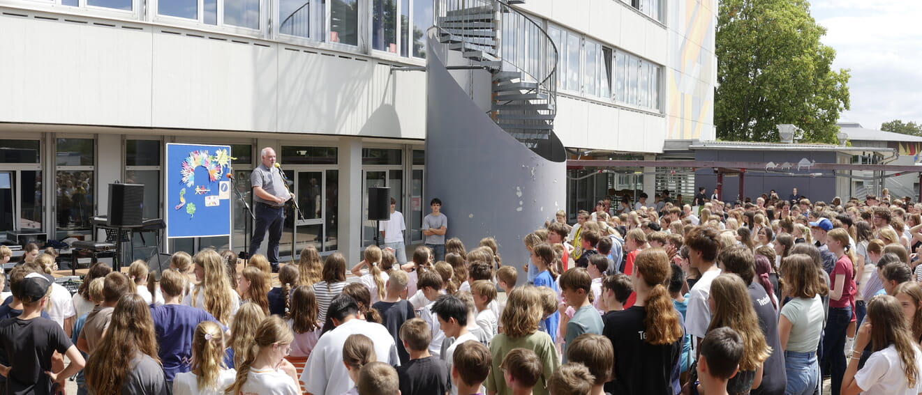 Herr Wehrle verabschiedet sich von der Sch&uuml;lerschaft