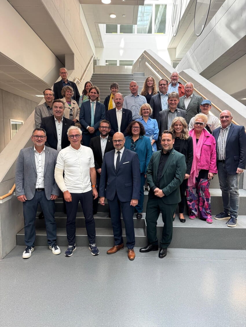 Erkunden die neue Albert-Einstein-Schule, die die Fertigstellung des 2. Bauabschnitts markiert: Stellvertretender Schulleiter Carmelo Calabrese, Landrat Dr. Christoph Schnaudigel und Oberbürgermeister Johannes Arnold (1. Reihe von links nach rechts) gemeinsam mit Vertreterinnen und Vertretern aus Politik, Wirtschaft und Schule.