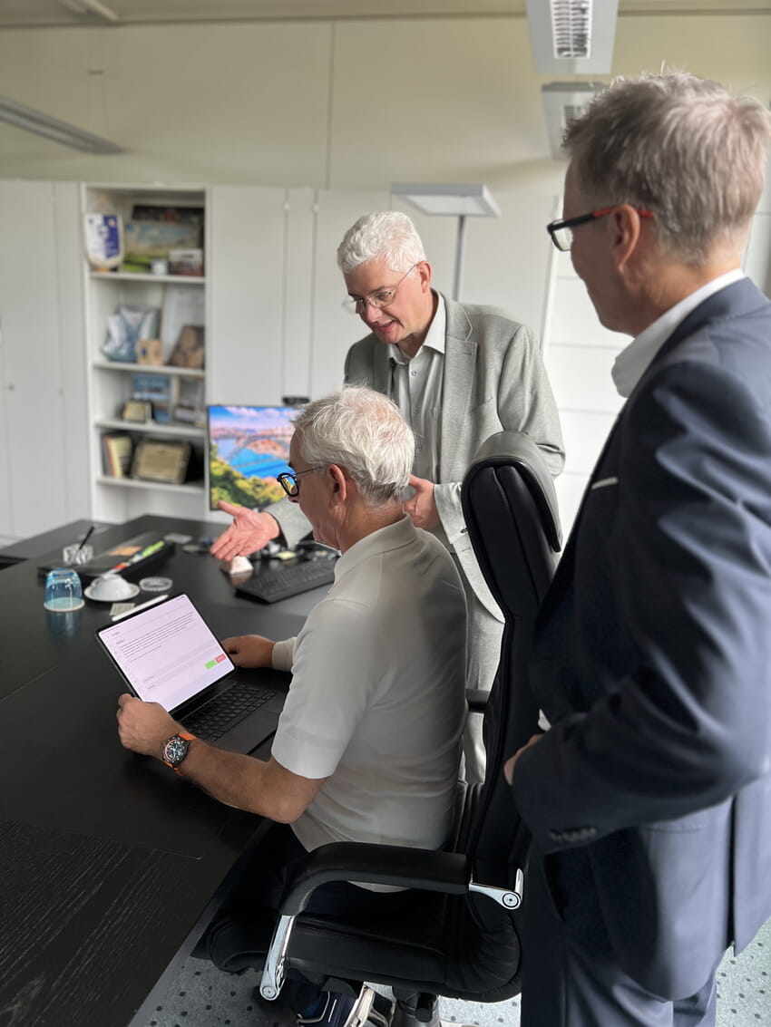 Landrat Dr. Christoph Schnaudigel unterzeichnet erstmals einen Beschluss digital auf einem Tablet. Gemeinsam mit Frank Schellmann, Geschäftsführer der regisafe GmbH, und Dezenernt Ragnar Watteroth präsentierte er die neue Workflow-Lösung des Landkreises Karlsruhe.