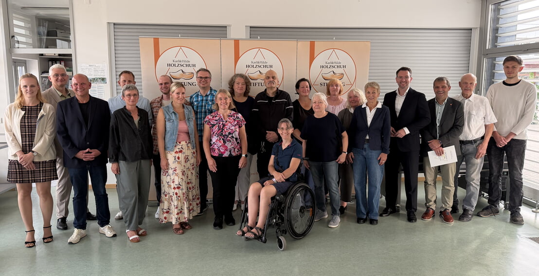Spendenempf&auml;ngerinnen und Spendenempf&auml;nger sowie Vertreter der Karl und Hilde Holzschuh Stiftung mit B&uuml;rgermeister Bj&ouml;rn Kornm&uuml;ller. Foto: Gemeinde Karlsbad