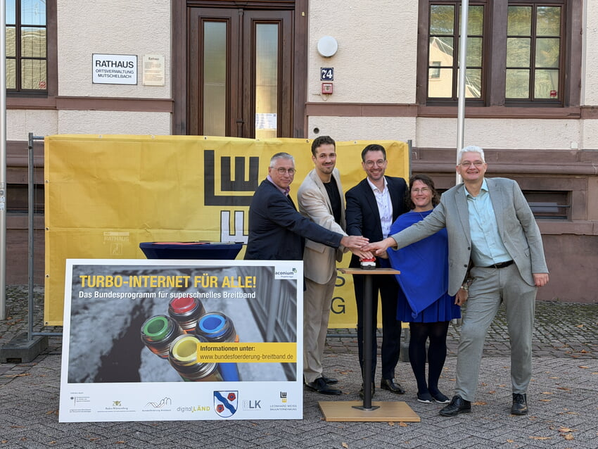Inbetriebnahme in Mutschelbach: V.l. Ortsvorsteher Michael Wenz, Felix Mach (aconium GmbH), Bürgermeister Björn Kornmüller, Katharina Manthey (Ministerium des Inneren, für Digitalisierung und Kommunen) und Ragnar Watteroth - kaufmännischer Geschäftsführer der Breitbandkabel Landkreis Karlsruhe GmbH. Foto: Gemeinde Karlsbad