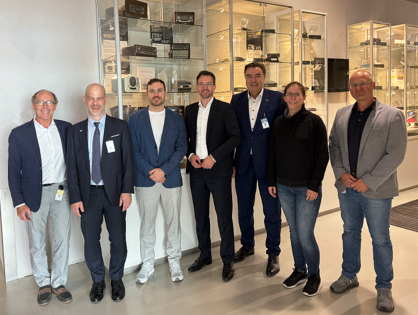 Beim Besuch des Harman Areals: Geschäftsführer Olivier Chenu, IHK Geschäftsführer Dr. Arne Rudolph, Geschäftsführer Alexander Chenu, Bürgermeister Björn Kornmüller, IHK Präsident Frank Roth, Geschäftsführerin Leonie Chenu, Wirtschaftsförderer Tobias Brehm | Foto: Harman Automotive