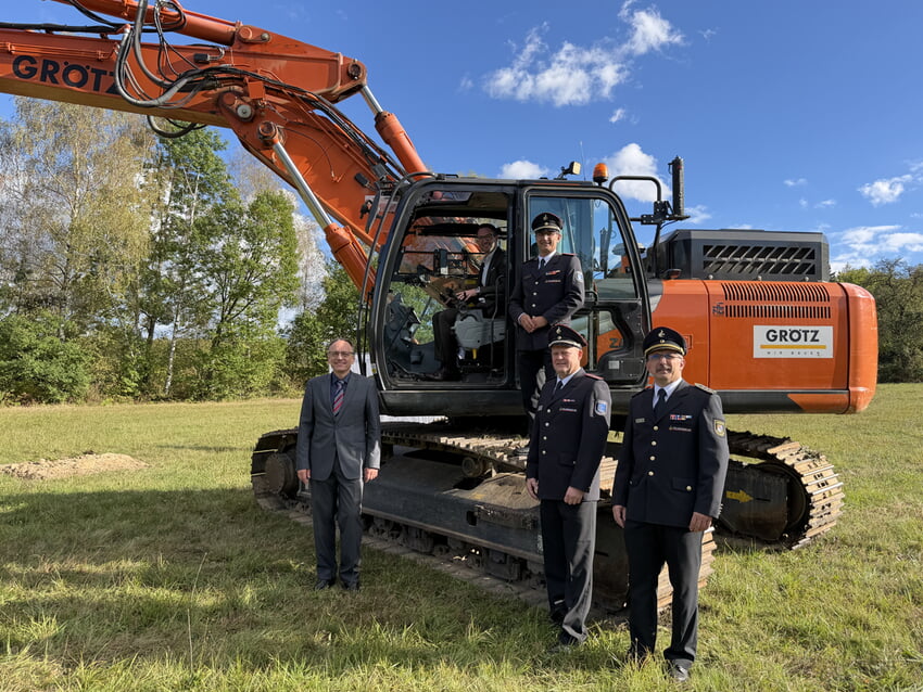 V.l. Erster Landesbeamte Knut Bühler, Bürgermeister Björn Kornmüller, Kommandant Holger Fuhr, Abteilungskommandant Gunnar Goerke, Kreisbrandmeister Jürgen Bordt, Foto: Gemeinde Karlsbad