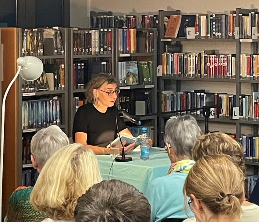 Lotte Schweizer in der Gemeindeb&uuml;cherei