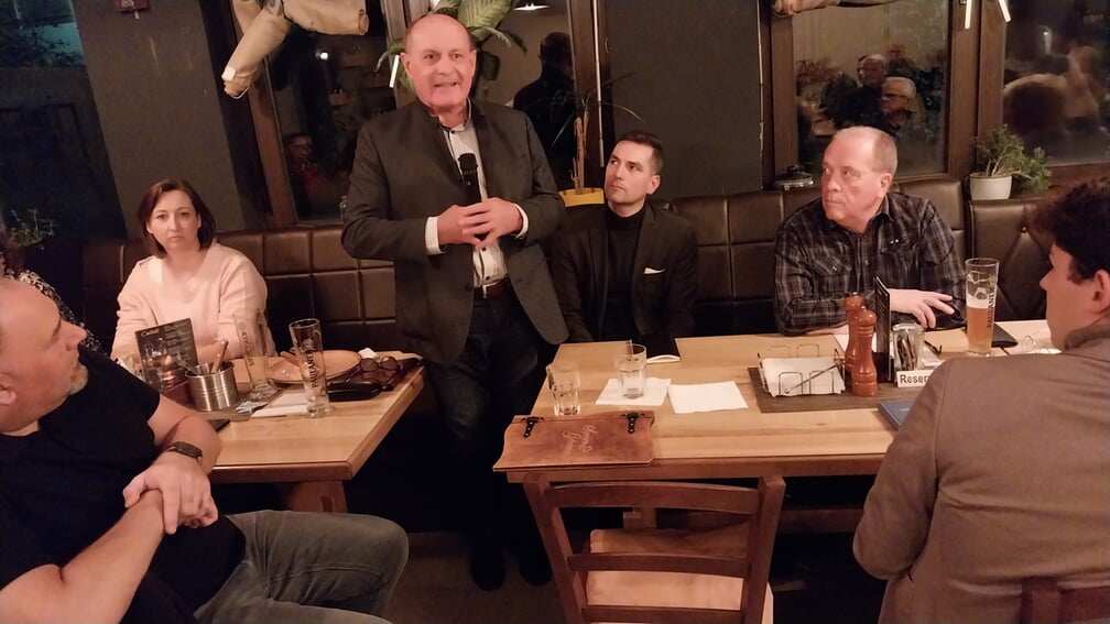 Wolfgang Sandner (stehend, rechts daneben Zippelius und Roland Bächlein, CDU Waldbronn)