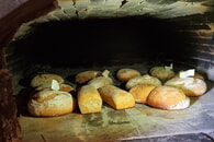 Selbstgebackenes Brot aus dem Holzofen
