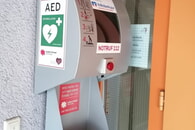 Defibrillator am neuen Standort