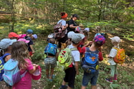 Vorschulkinder auf der Suche nach dem versteckten Schatz
