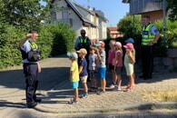 Den Schulweg gemeinsam mit den Ortspolizisten erkundet