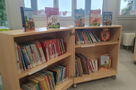 Schülerbücherei mit neuen Bücherschränken