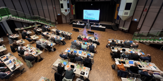 Landrat Dr. Schnaudigel bringt den Haushalt 2026 ein