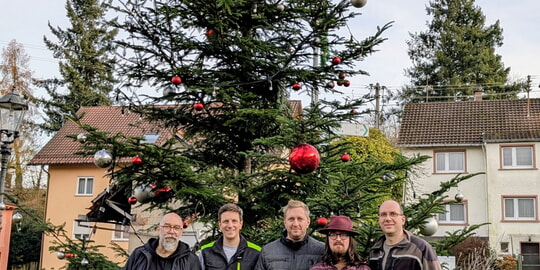 Christbaum vor der Kirche weihnachtlich geschmückt