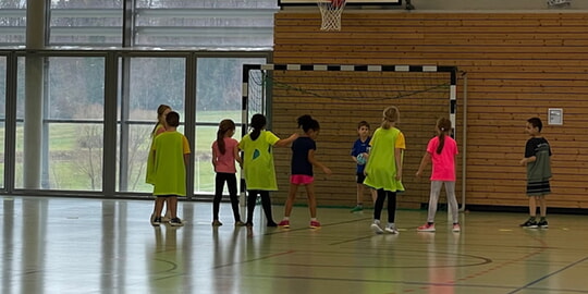 Handballaktionstag begeistert Zweitklässler der Grundschule Langensteinbach