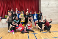 Skigymnastik der besonderen Art: Rosenmontagstraining mit Faschingshits und Thera-B&auml;ndern