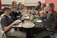 Jugendversammlung und Pizzaessen