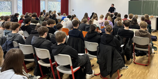 B&uuml;rgermeister Kornm&uuml;ller am Gymnasium Karlsbad